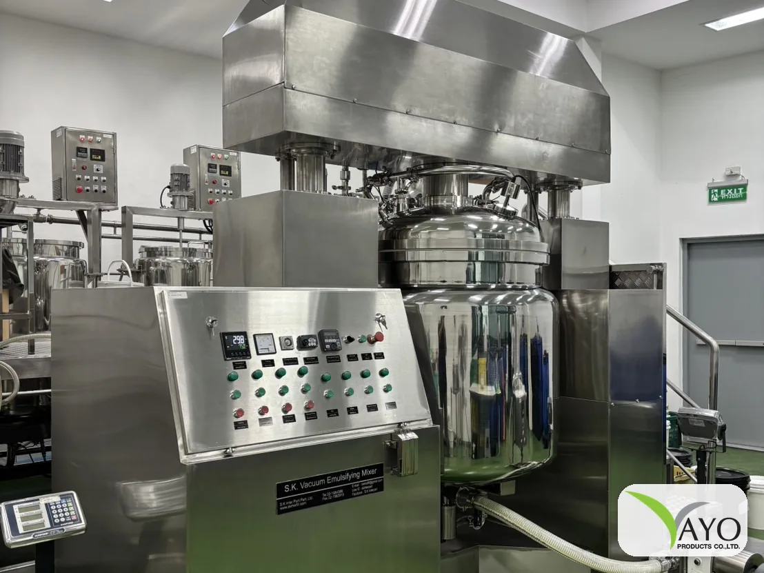 เครื่องผสมสูญญากาศ S.K. Vacuum Emulsifying Mixer ในห้องผลิตของโรงงานผลิตเครื่องสำอาง VAYO OEM